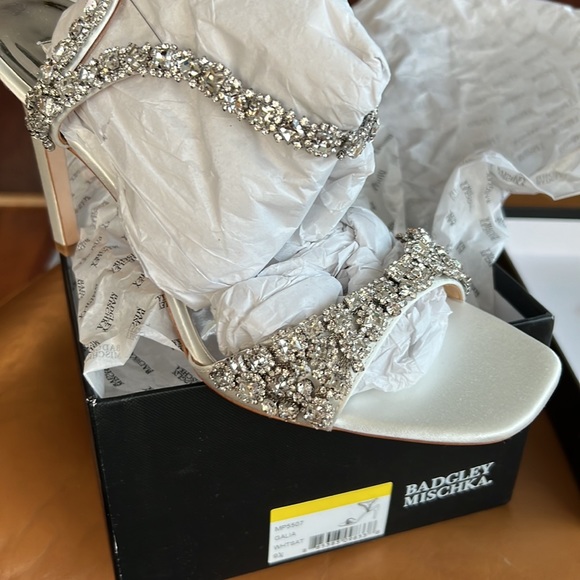 Badgley Mischka Galia Size White Satin - Picture 16 of 17